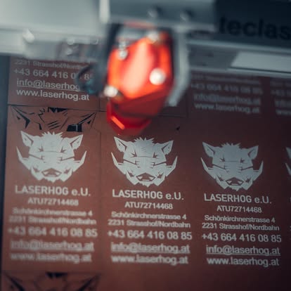 Lasergravierte, individuell ausgeschnittene Visitenkarten in der Fertigung